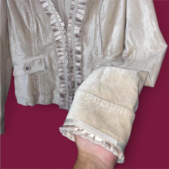 WHBM Velvet Accordion Pleated Ruffle Blazer 4 - Picture 7 of 15